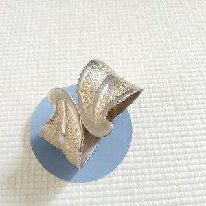 Vintage silver/ gold tone Flower/ Leaf/ Feather clamper bracelet, 6 3/4,mint